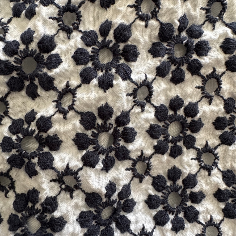 Ann Taylor beautiful Navy and white embroidered floral pencil skirt - Picture 2 of 7